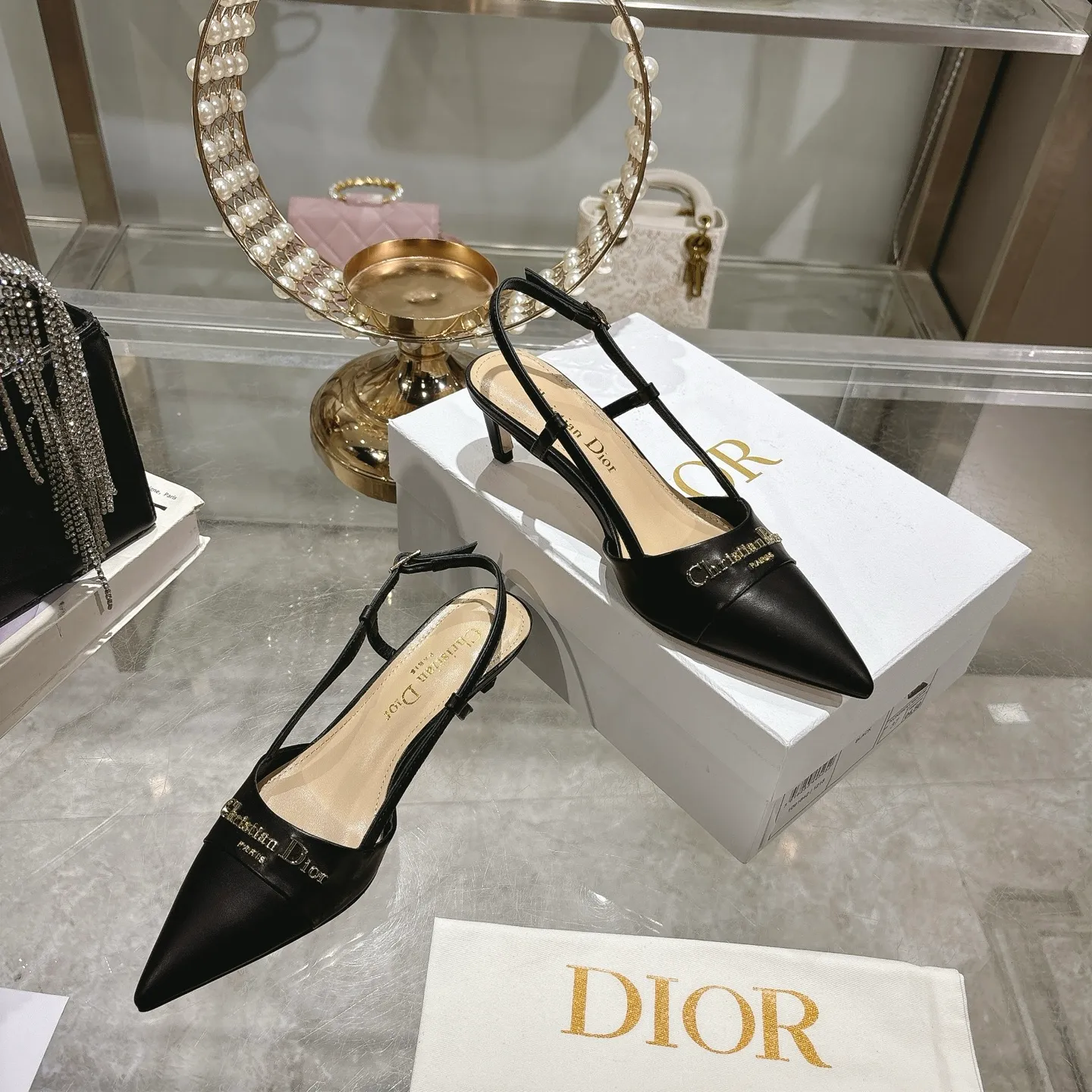 👟👟Ex-factory price 520👟👟 25ss early spring new Dior Dior D-My hardware letter buckle pointed toe high heels flat shoes kitten heel back sandals This My Dior high heels are new products in the 2025 spring and summer ready-to-wear series, showing exquisite elegance. Carefully crafted from cow leather, it has a pointed toe design and is embellished with the Christian Dior Paris signature in gold-finished metal, making it instantly recognizable and highlighting Dior's extraordinary craftsmanship. The hollow decoration 4.5cm and 8.5cm graphic style heels complement each other, making the fashionable design more elegant. Upper: Shandong silk/cow patent leather. Inner foot pad: sheepskin. Sole: Italian genuine leather outsole. Heel height: 4.5 8.5. Size: 35-39 (34.40.41. Customized, non-refundable)